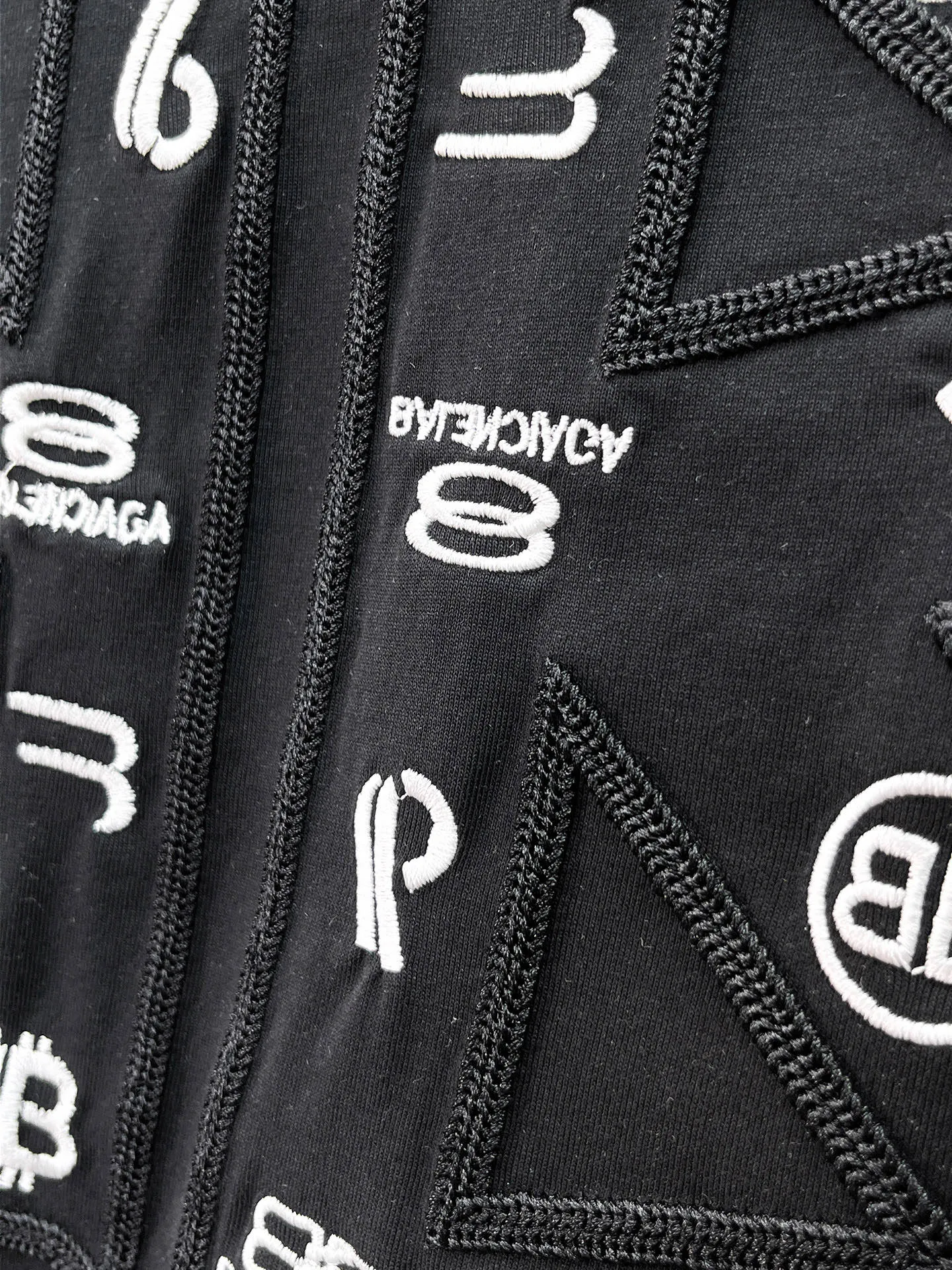 Balenciaga's high-end top-quality products 🐮2026 Spring and Summer New Arrival first counter, the latest New Arrival short-sleeved round neck T-shirt, Premium customized design, avant-garde and fashionable! Brand logo heavy craftsmanship design Premium customized 260g fabric. Soft to the touch. Comfortable to wear. Counter-level exquisite stitching. Fine workmanship. The upper body effect is incomparably handsome! A must-have item for men and women with the same style! Sizes: S~XXL When placing an order, please state your height and weight. The maximum wearing size is 210 pounds (one size larger)